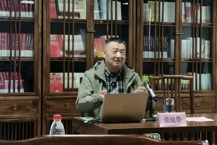 张主席进行讲座.jpg